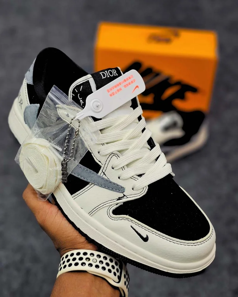 J1 Low Travis Scott and Di-or.